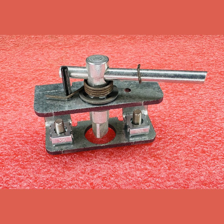 Замок аварийного открывания левый ЛЛТ 60мм (нового образца) МЭЛ