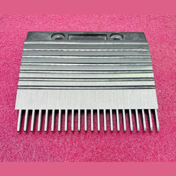 Гребенка эскалатора алюминиевая левая тип B L=200,7мм GSE DEE3703288 Kone