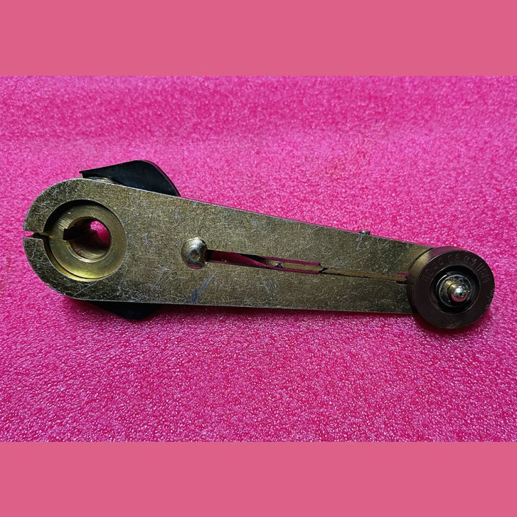 Рычаг привода дверей кабины проем 700мм цилиндр 0412Щ.03.11.020Р-02 ЩЛЗ