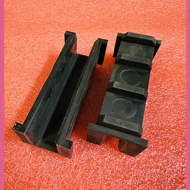 Вкладыш башмака противовеса паз 16 мм L100мм (высота ребер 6,5мм) TO380Y3 Otis