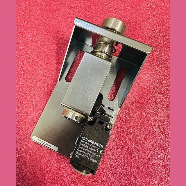 Выключатель плиты перекрытия эскалатора в сборе KM5299686G01 Kone