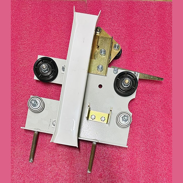 Каретка дверей кабины с трехплечим рычагом левая проем 700мм 0401.03.10.040 ЩЛЗ