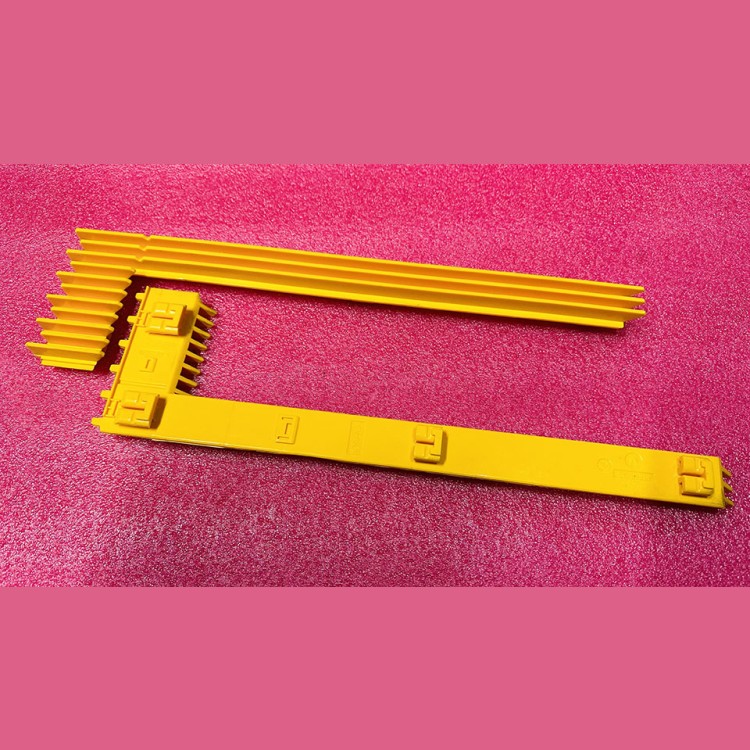 Демаркационная линия ступени L=373,5mm боковая правая 506264004 Schindler Latres SJEC