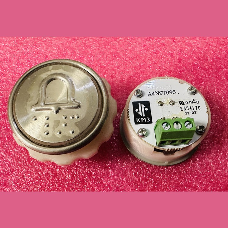 Кнопочный модуль с шрифтом Брайля "колокольчик" разъём под винт A4N97996 КМЗ