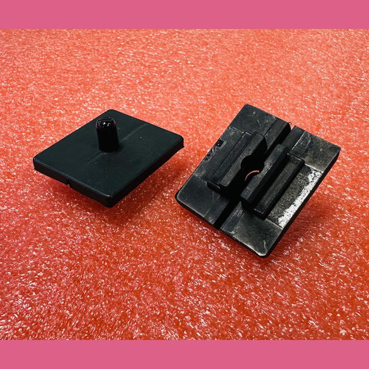 Пластиковая клипса крепления направляющей поручня к балюстраде KM3691814 Kone